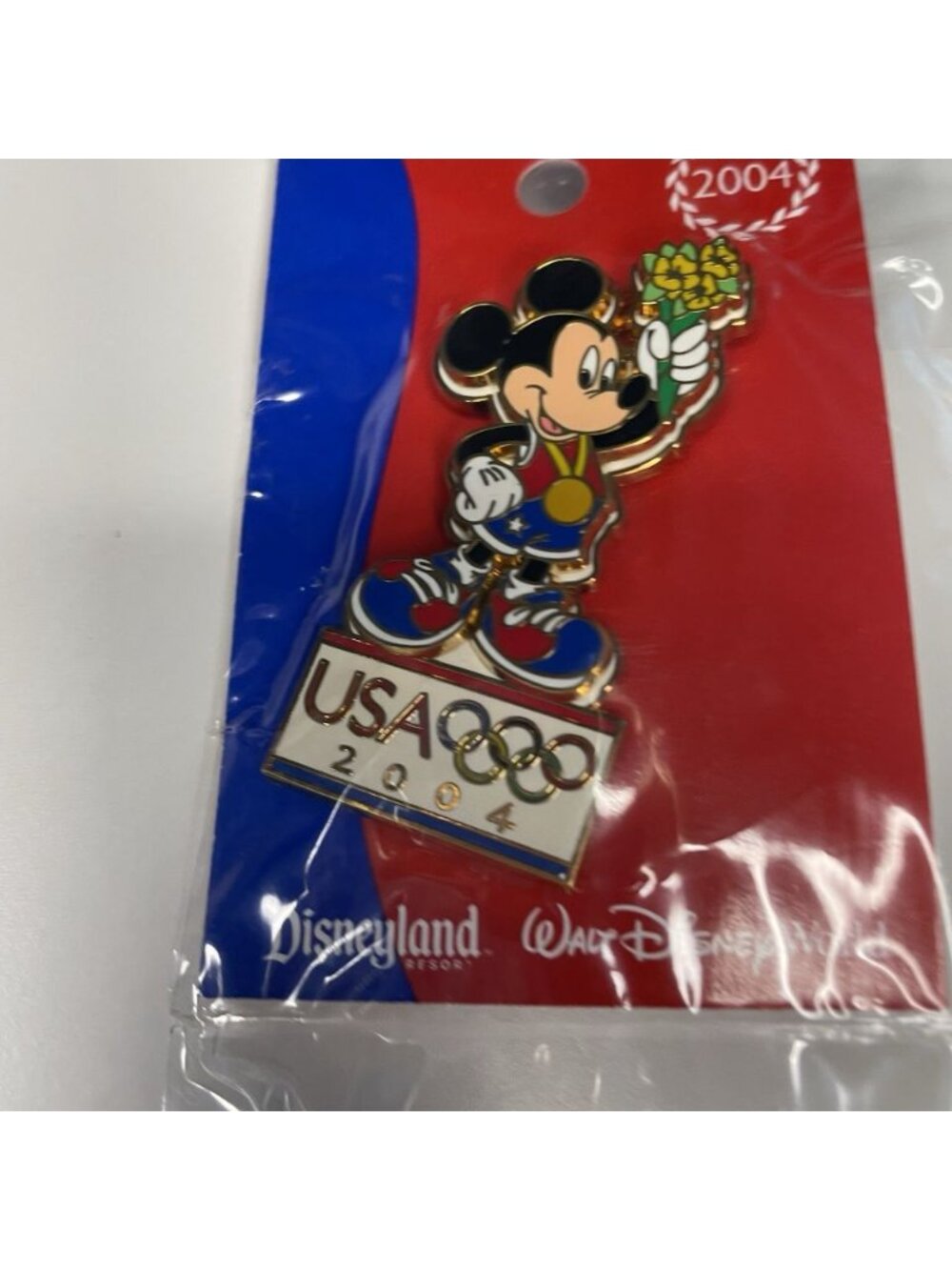 Disney - Olympics 2004 - Mickey Mouse Gold Medal Holding Flowers Pin ON CARD NEW - Picture 2 of 7